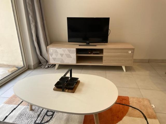 Appartement Climatise Avec Cour En Centre Ville Carpentras Dış mekan fotoğraf